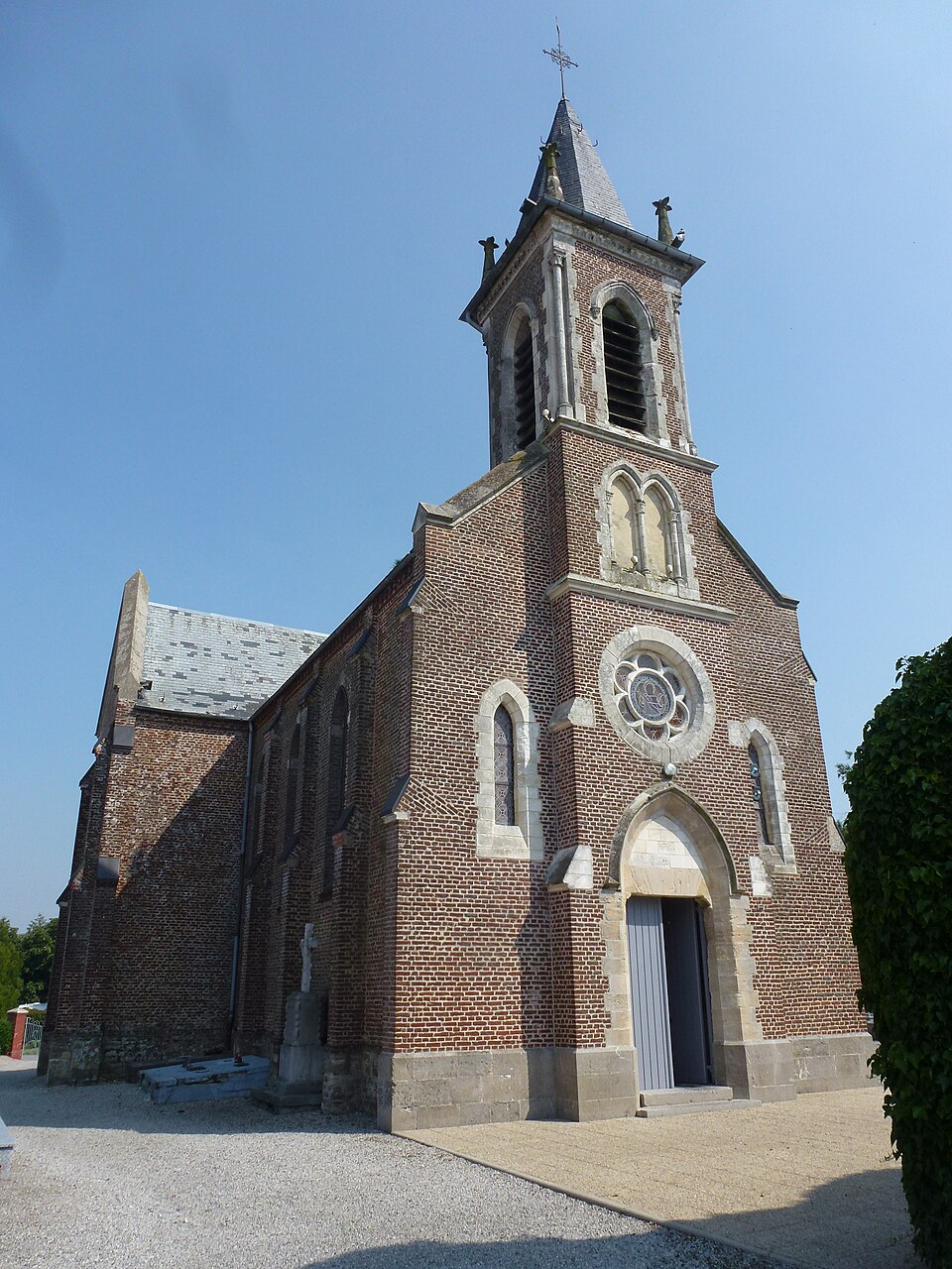 Herbinghen (Pas — de — Calais) église, façade avec tour