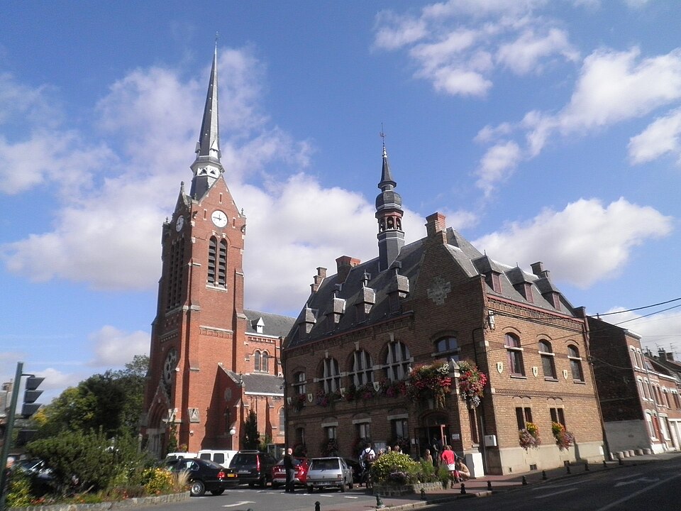 Place du 8 mai à Laventie, église Saint — Vaast et Hôtel de Ville