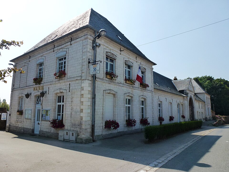 Licques (Pas — de — Calais) mairie, vestige de l'abbaye