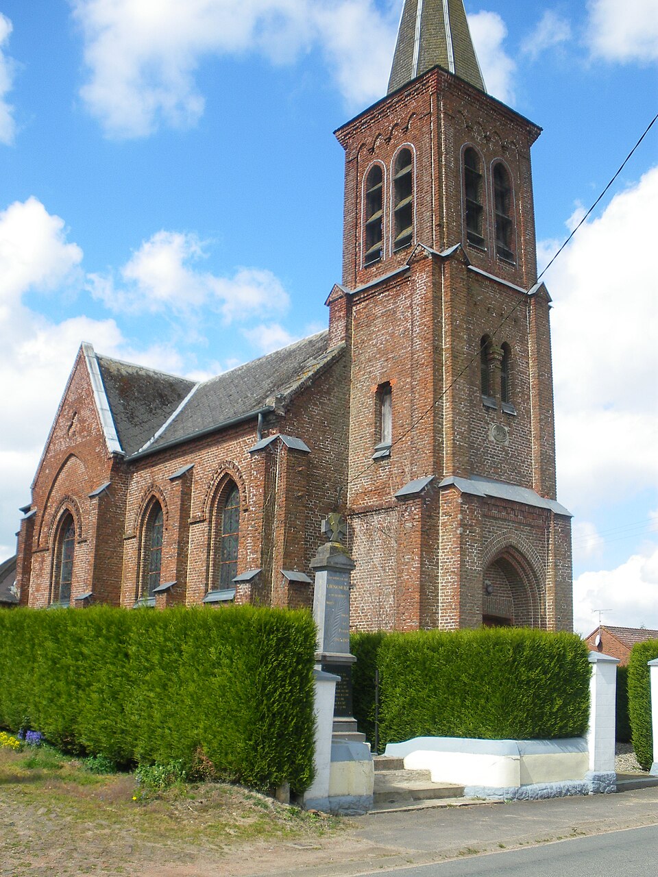 Liencourt — Eglise et monument aux morts