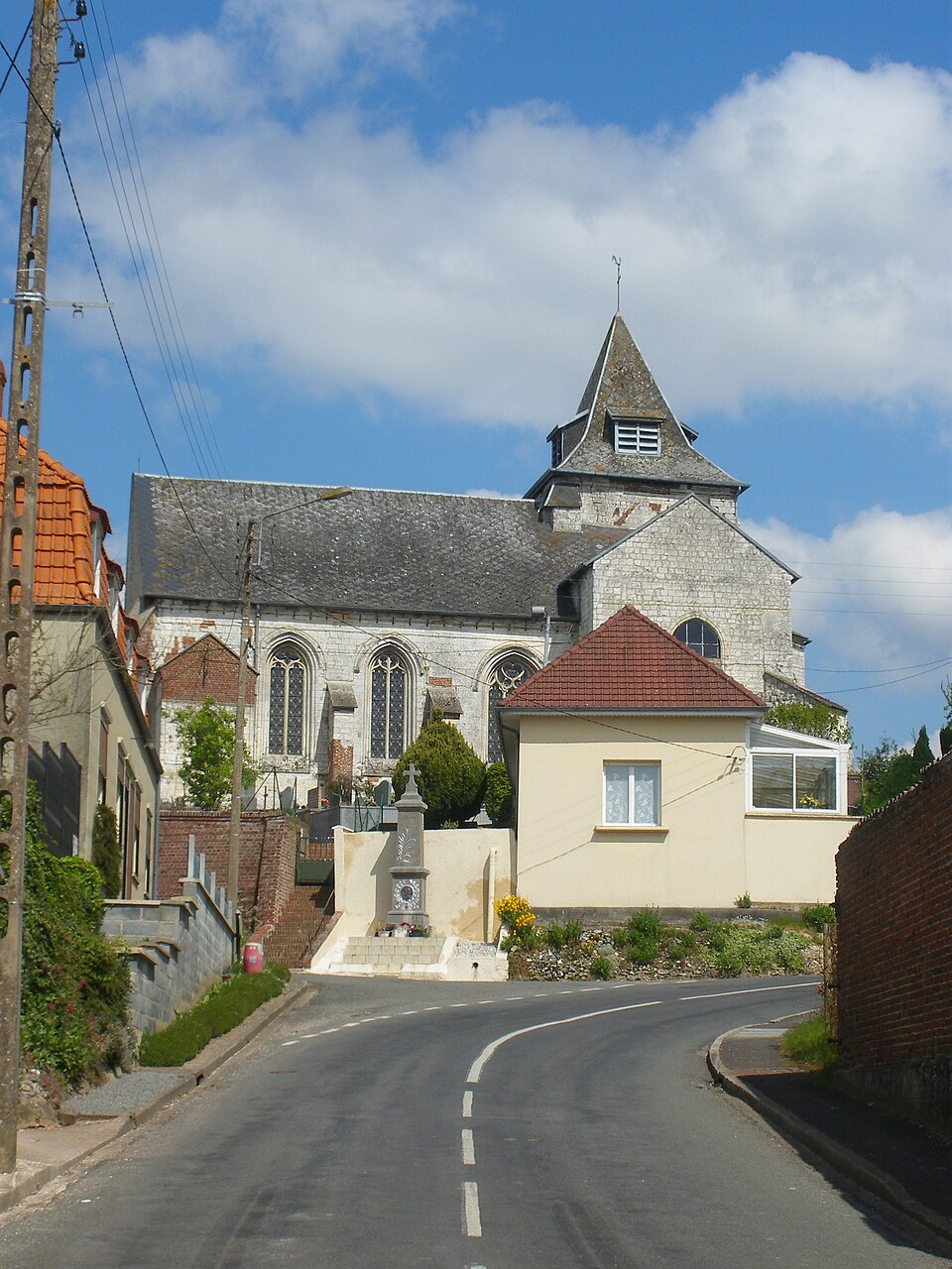Ligny — sur — Canche — Eglise et monument aux morts