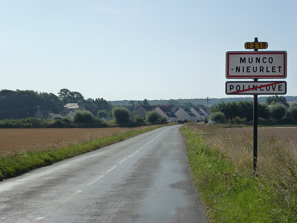 Muncq — Nieurlet (Pas — de — Calais) city limit sign
