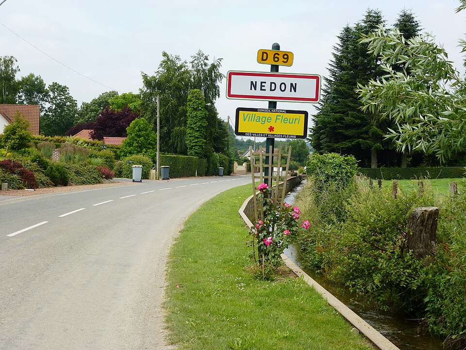 Nédon (Pas — de — Calais) city limit sign and Nave river