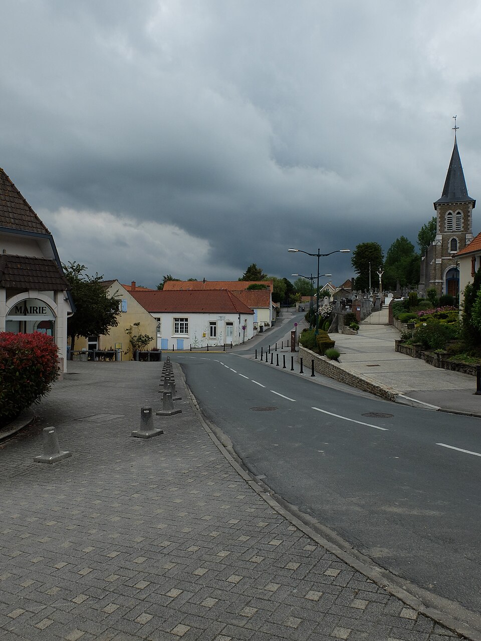 Nesles — Mairie et église