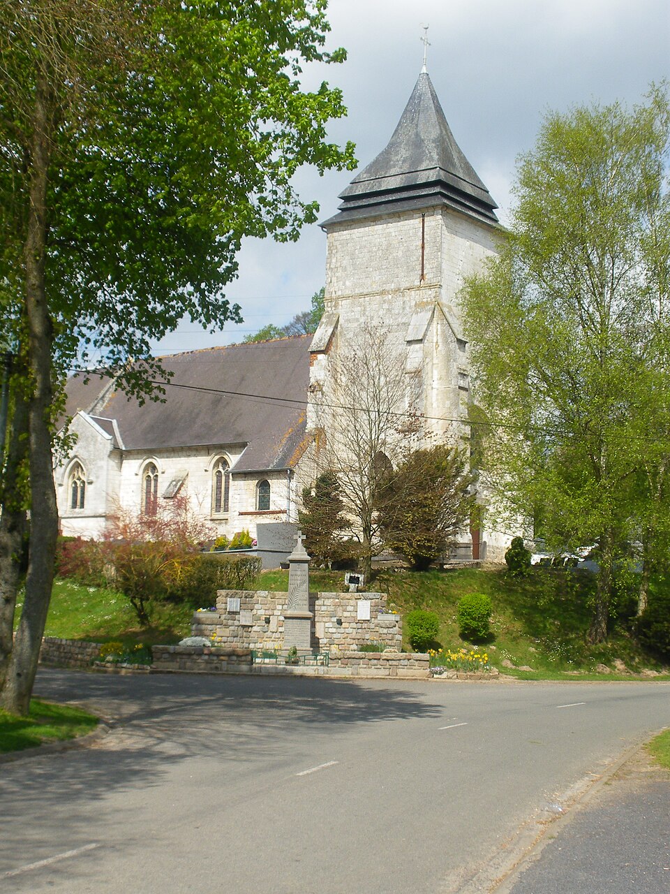 Rebreuve — sur — Canche — Eglise et monument aux morts