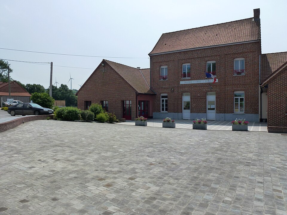 Reclinghem (Pas — de — Calais, Fr) mairie et école, éoliennes