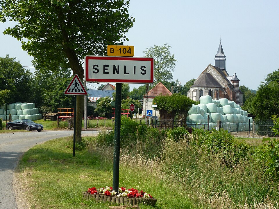 Senlis (Pas — de — Calais, Fr) panneau d'entrée Senlis et église Notre — Dame PA00108430