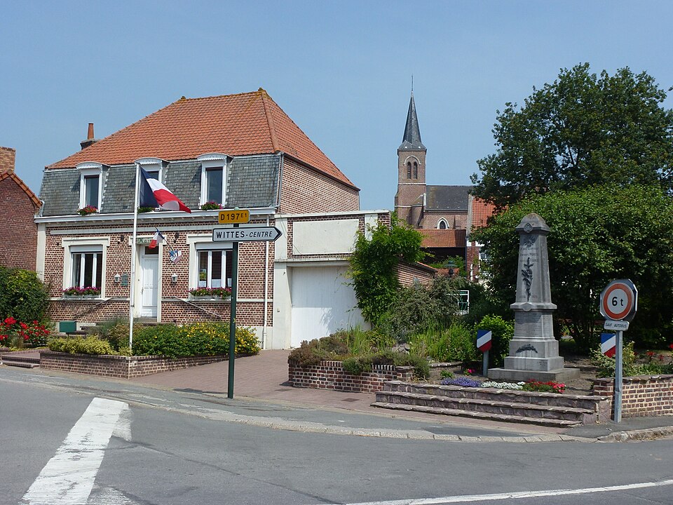 Wittes (Pas — de — Calais, Fr) mairie et monument aux morts
