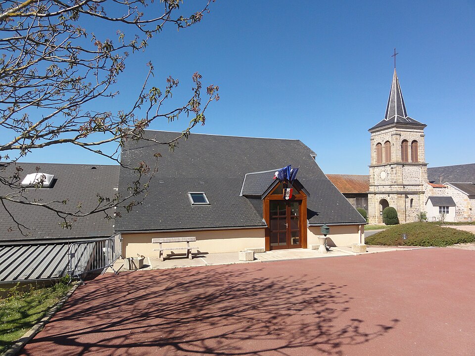 Bussières — près — Pionsat (Puy — de — Dôme) mairie et église