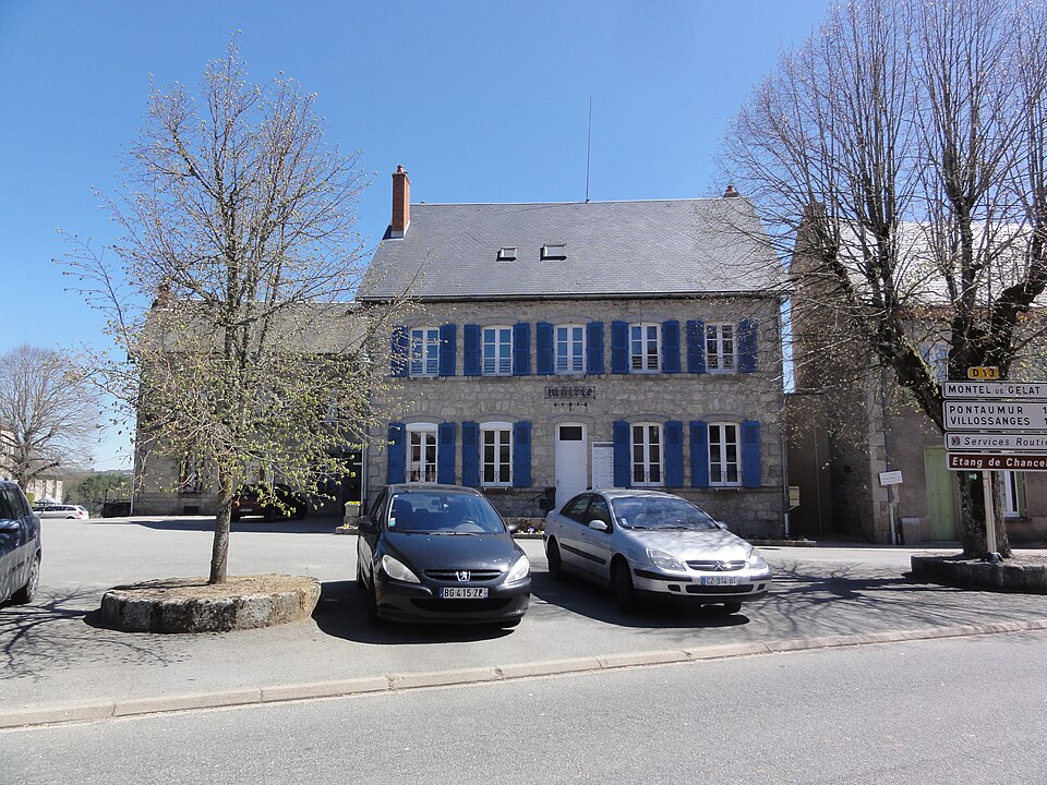 Charensat (Puy — de — Dôme) mairie