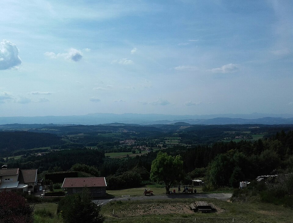 Vue depuis le belvédere Les Deux Frères, Echandelys — Puy de Dôme, France