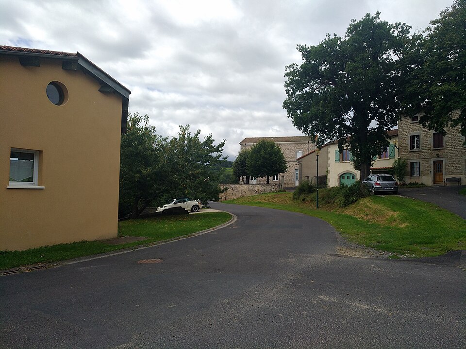 Estandeuil — Rue dans le village 3 (août 2021)