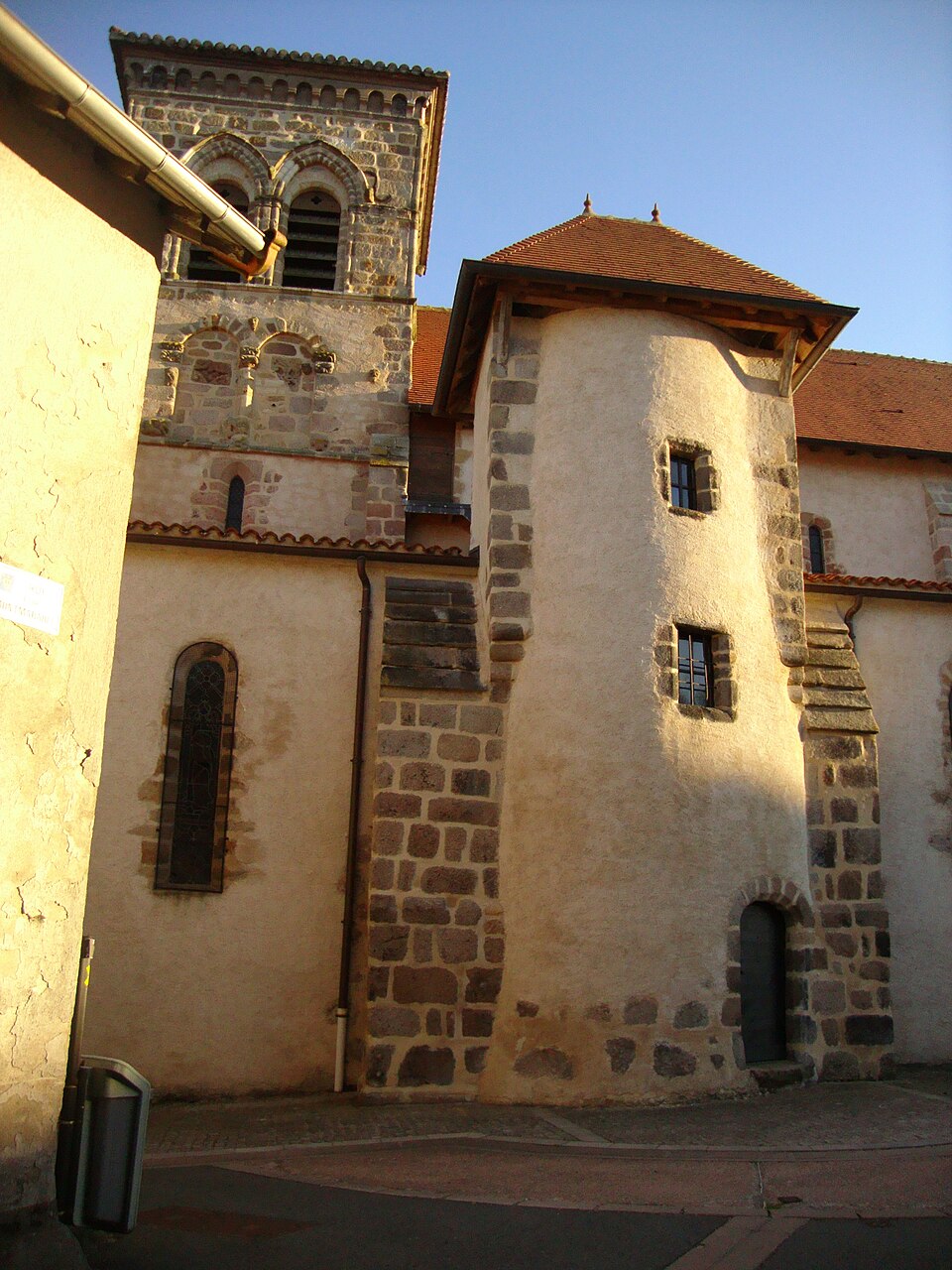 Tour médiévale du transept et clochet de l'église romane — panoramio