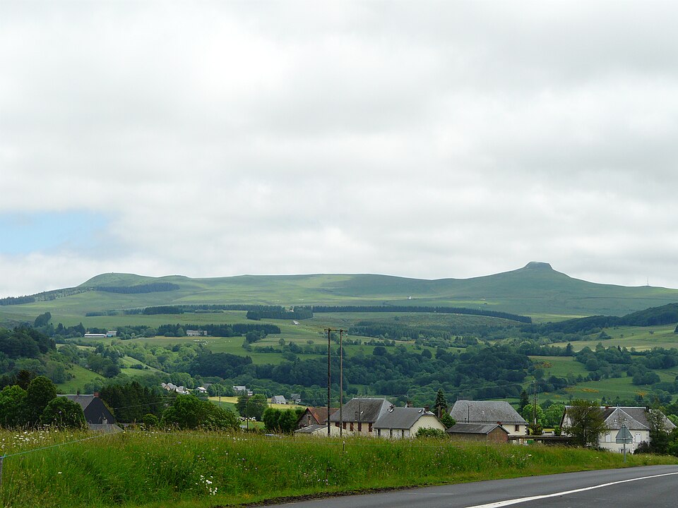 Puy Loup et Banne d'Ordanche depuis gare Laqueuille