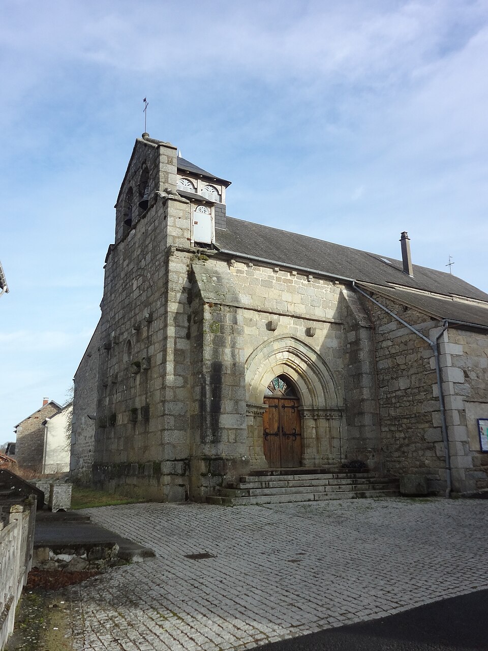 Église Saint — Avit de Saint — Avit (Puy — de — Dôme), portail et façade