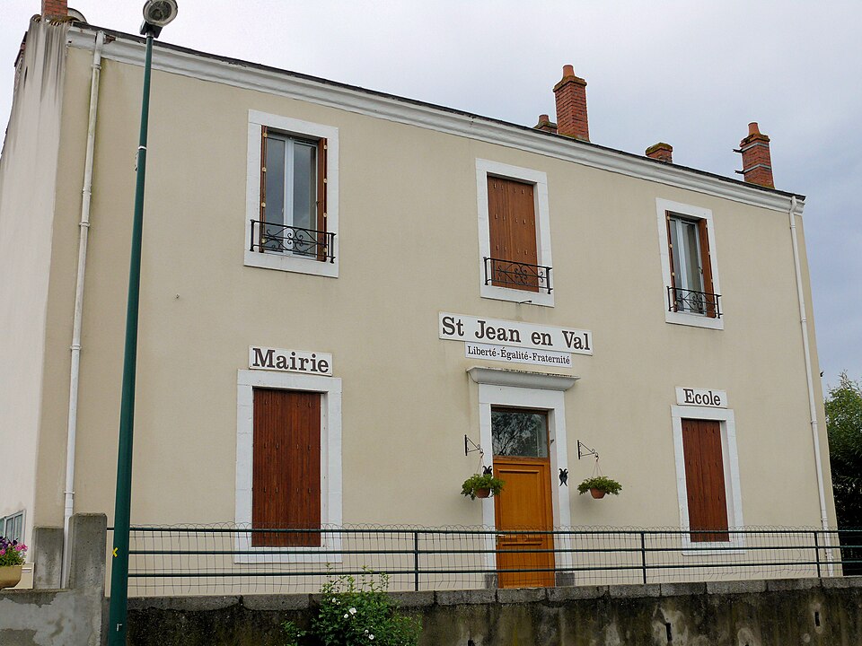 Saint — Jean — en — Val — Mairie école