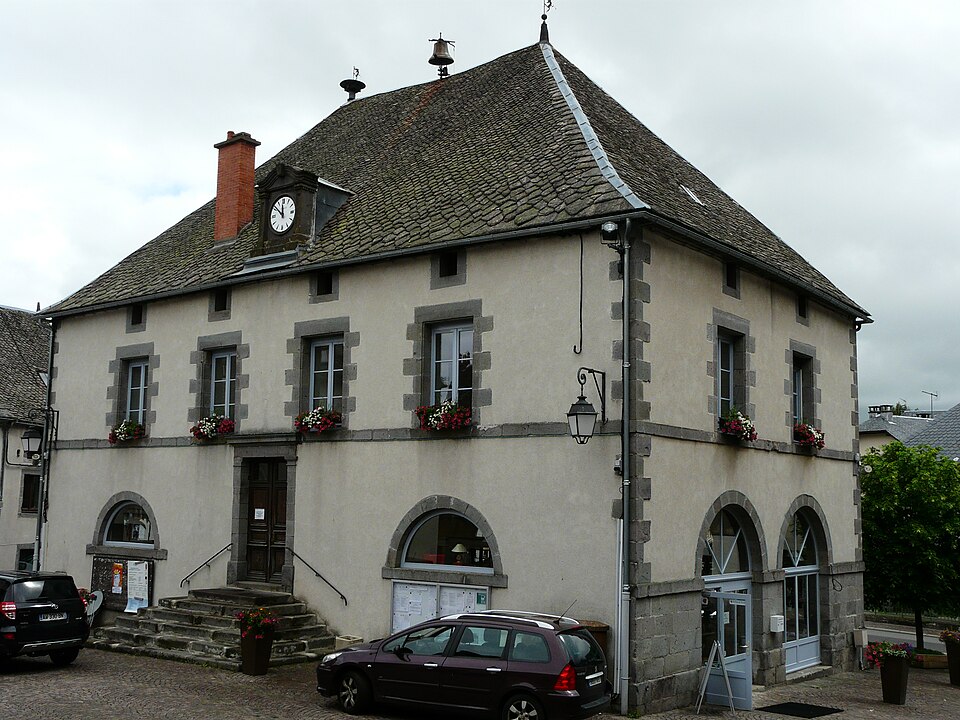 Tauves bâtiment mairie