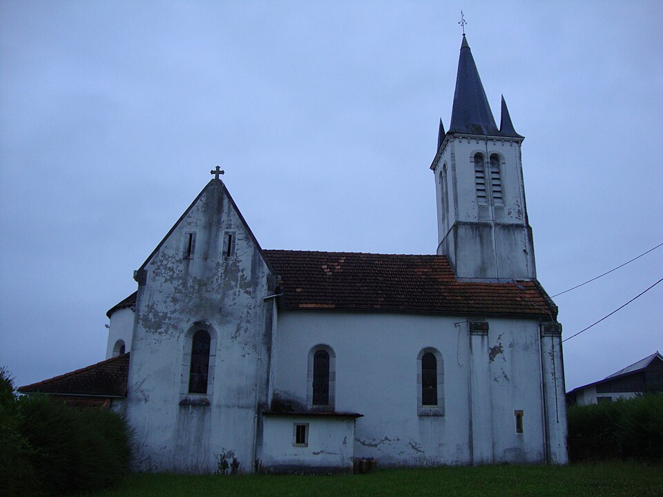 Aroue (Aroue — Ithorots — Olhaïbe, Pyr — Atl, Fr) l'église dans la lumière du matin