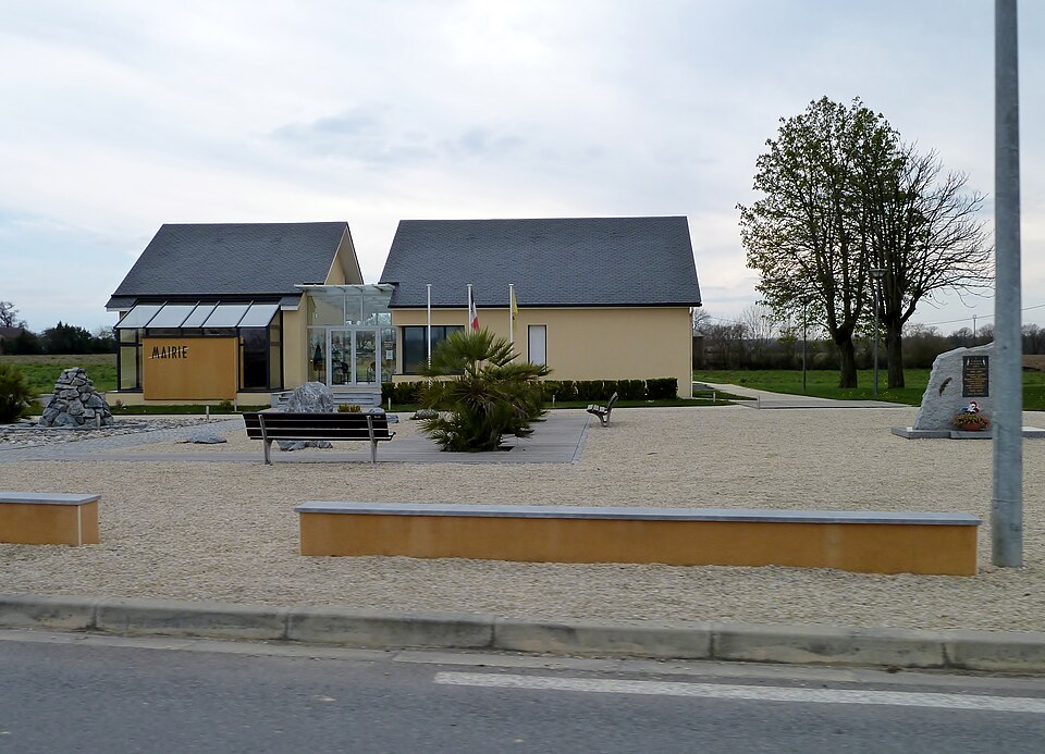 Mairie et monument aux morts d'Auriac (Pyrénées — Atlantiques)