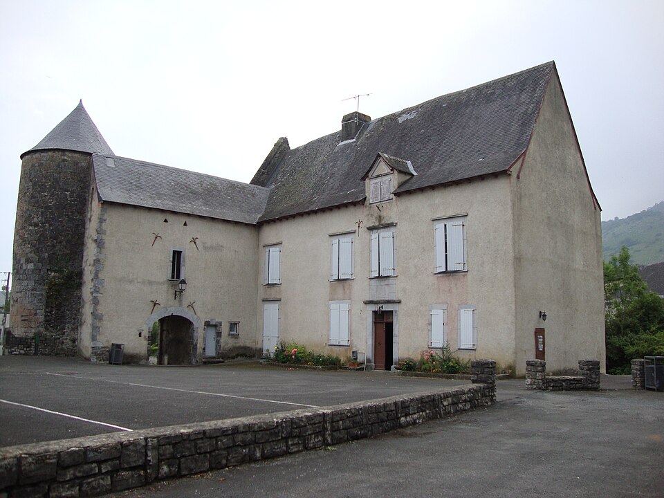 Aussurucq (Pyr — Atl, Fr) La mairie dans le château, coté cour