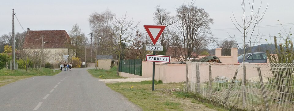 Entrée dans Carrère (Pyrénées — Atlantiques)
