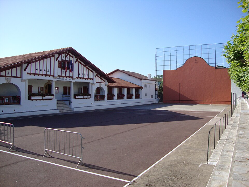 Guéthary (Pyr — Atl., Fr) Mairie + Fronton