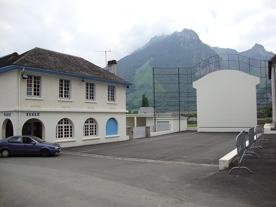 Lées (Lées — Athas, Pyr — Atl, Fr) mairie — école et fronton