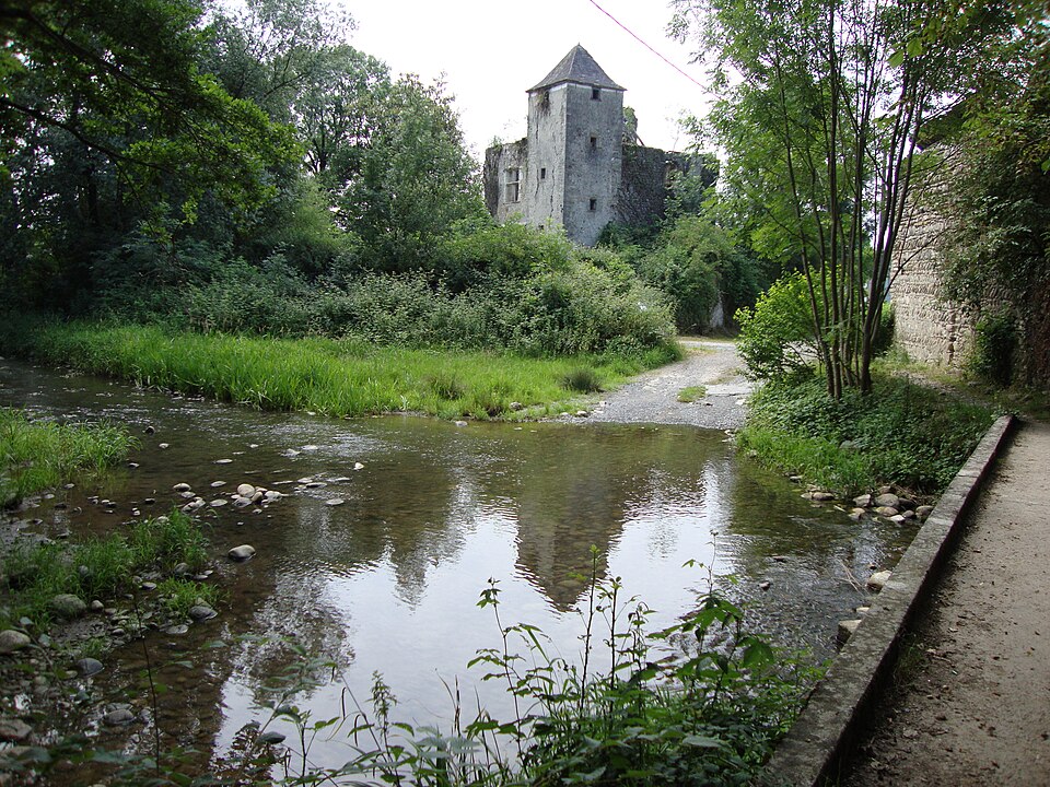 Précilhon (Pyr — Atl, Fr) le château se reflète dans l'Escou
