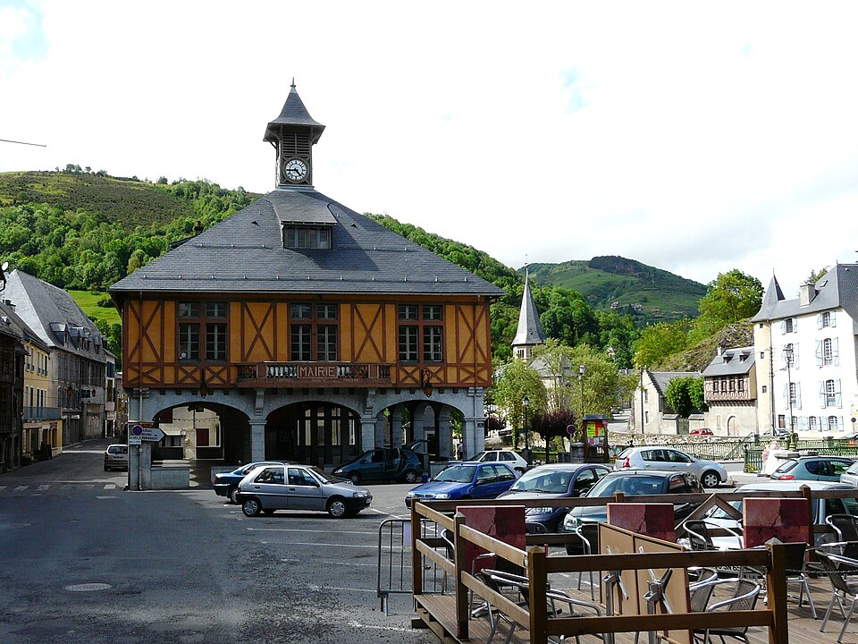 Arreau place Mairie