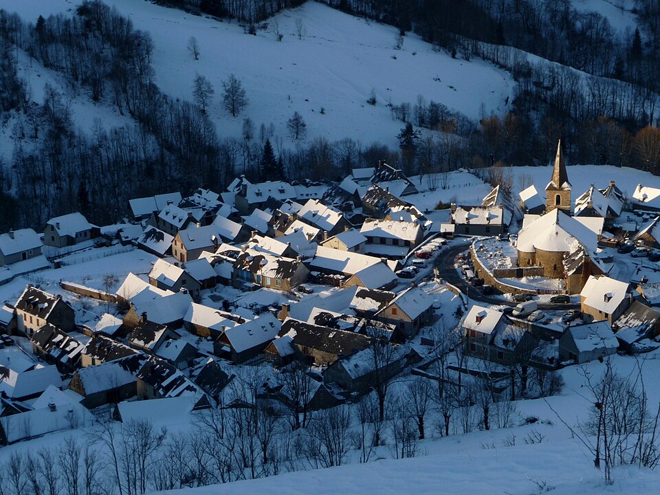 Azet — Hautes — Pyrenees — en — hiver