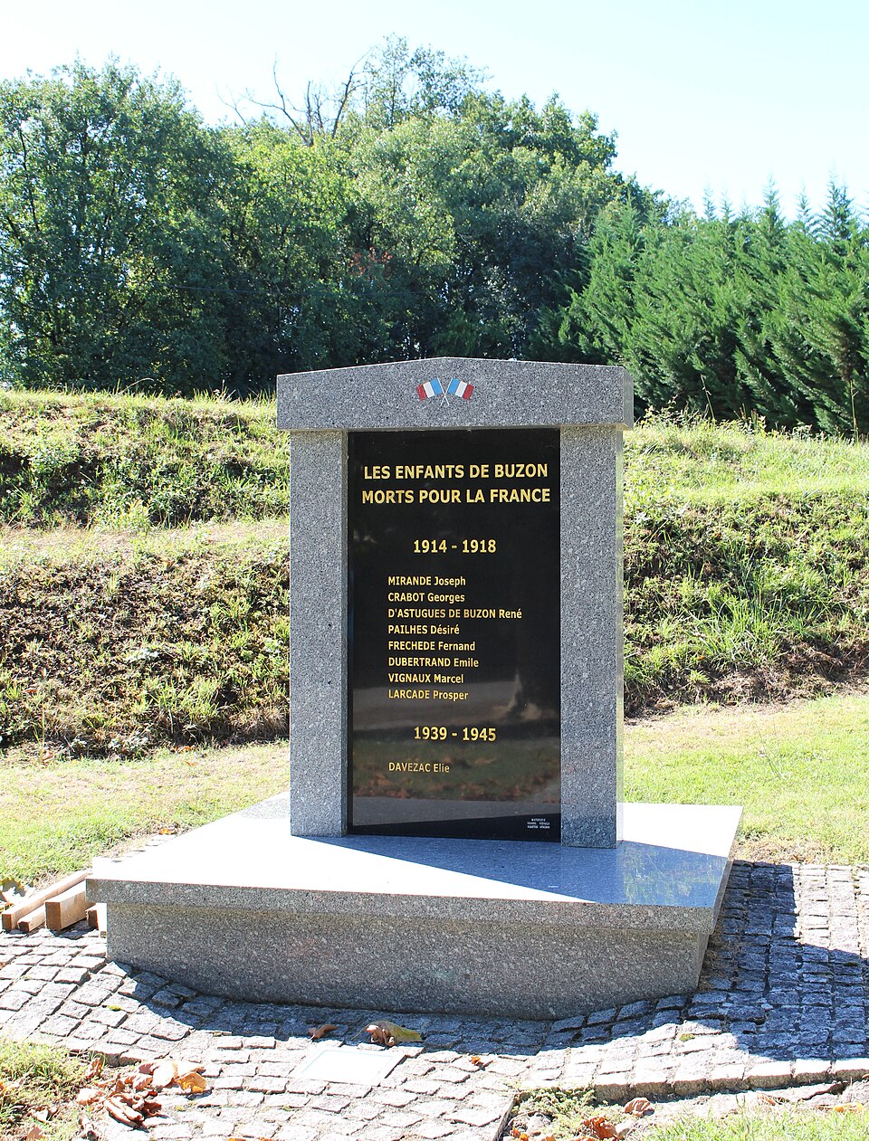 Monument aux morts de Buzon (Hautes — Pyrénées) 1