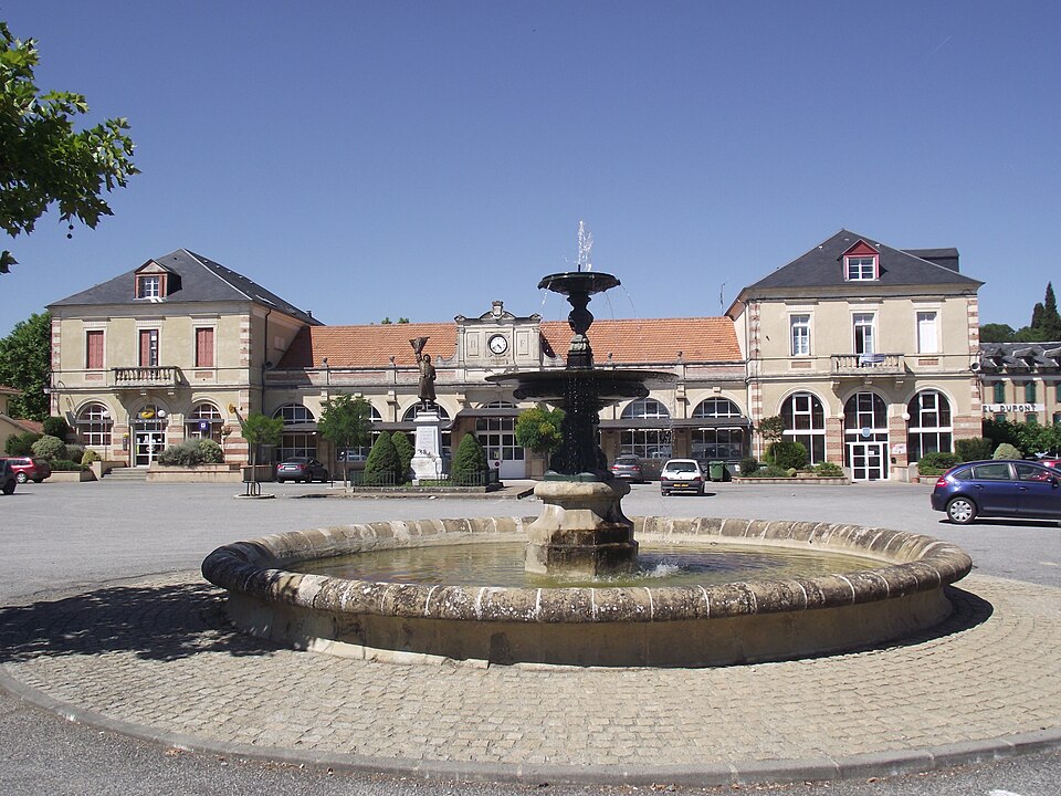 Fontaine de la place de la Pourcaou à Castelnau — Magnoac (Hautes — Pyrénées, France)