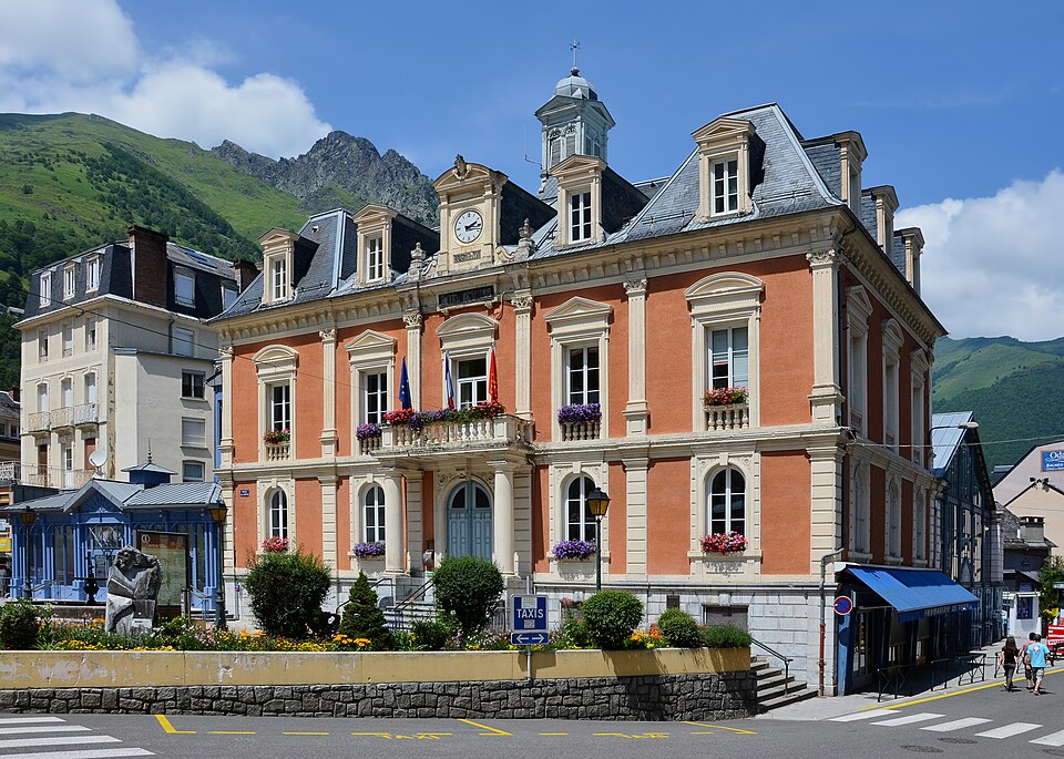 Cauterets 65 Hôtel de ville Vue SE 2014