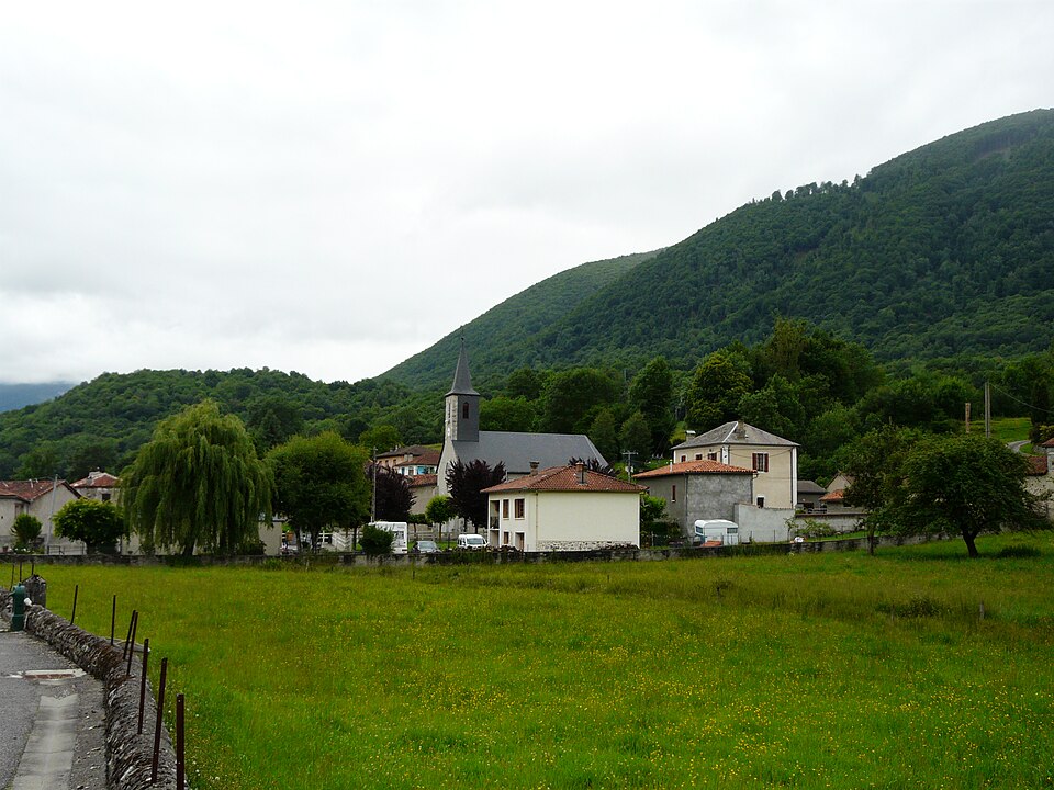 Cazarilh village