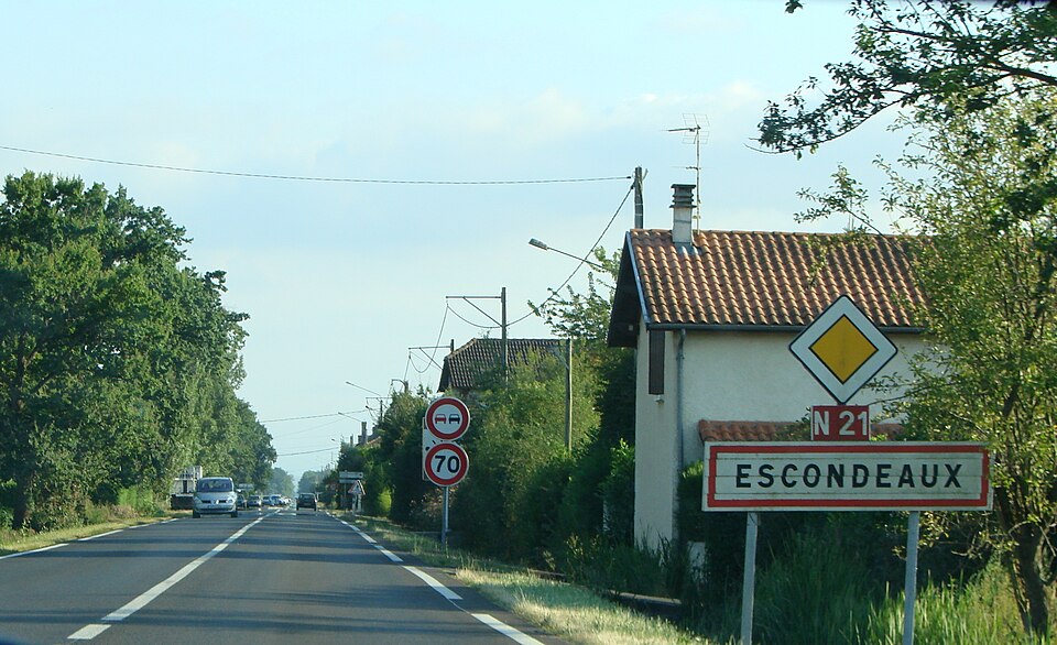 Escondeaux entrance