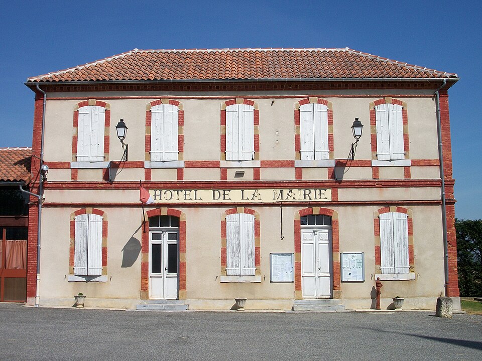Mairie d'Estampures (Hautes — Pyrénées, France)