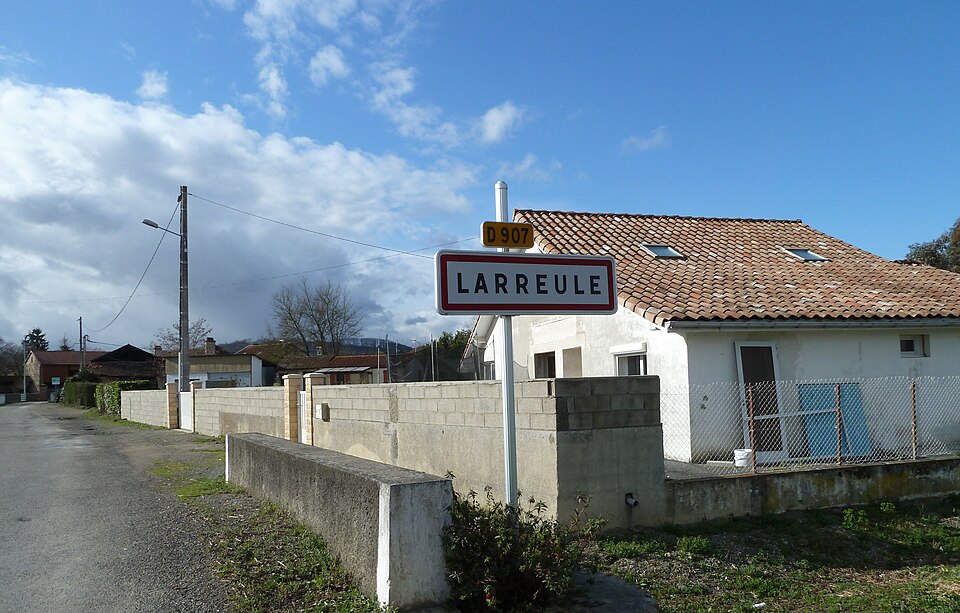 Entrée dans Larreule (Hautes — Pyrénées)