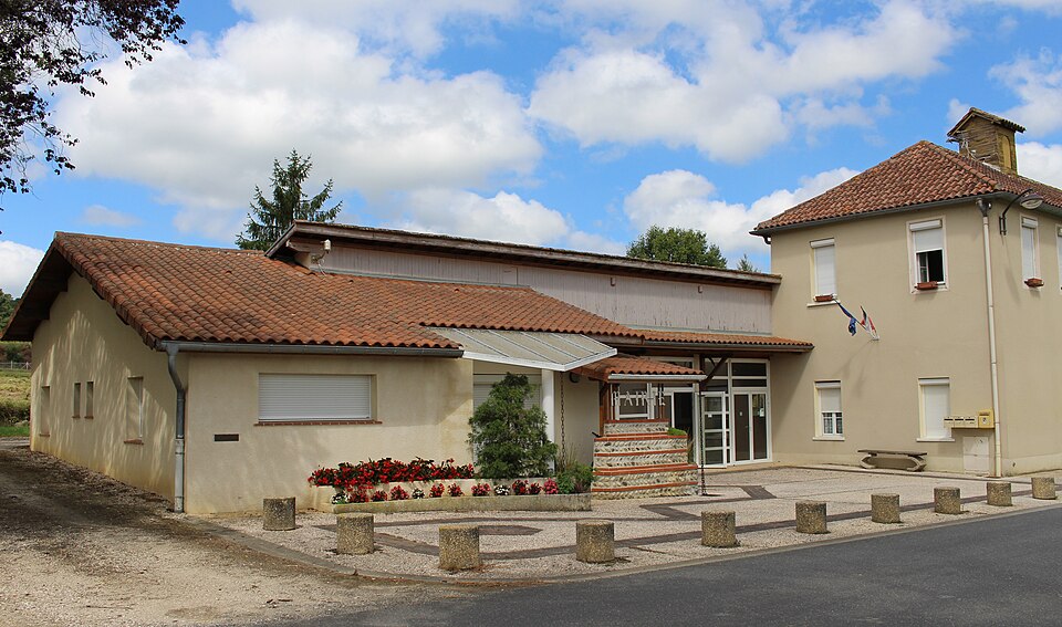 Mairie de Lubret — Saint — Luc (Hautes — Pyrénées) 1