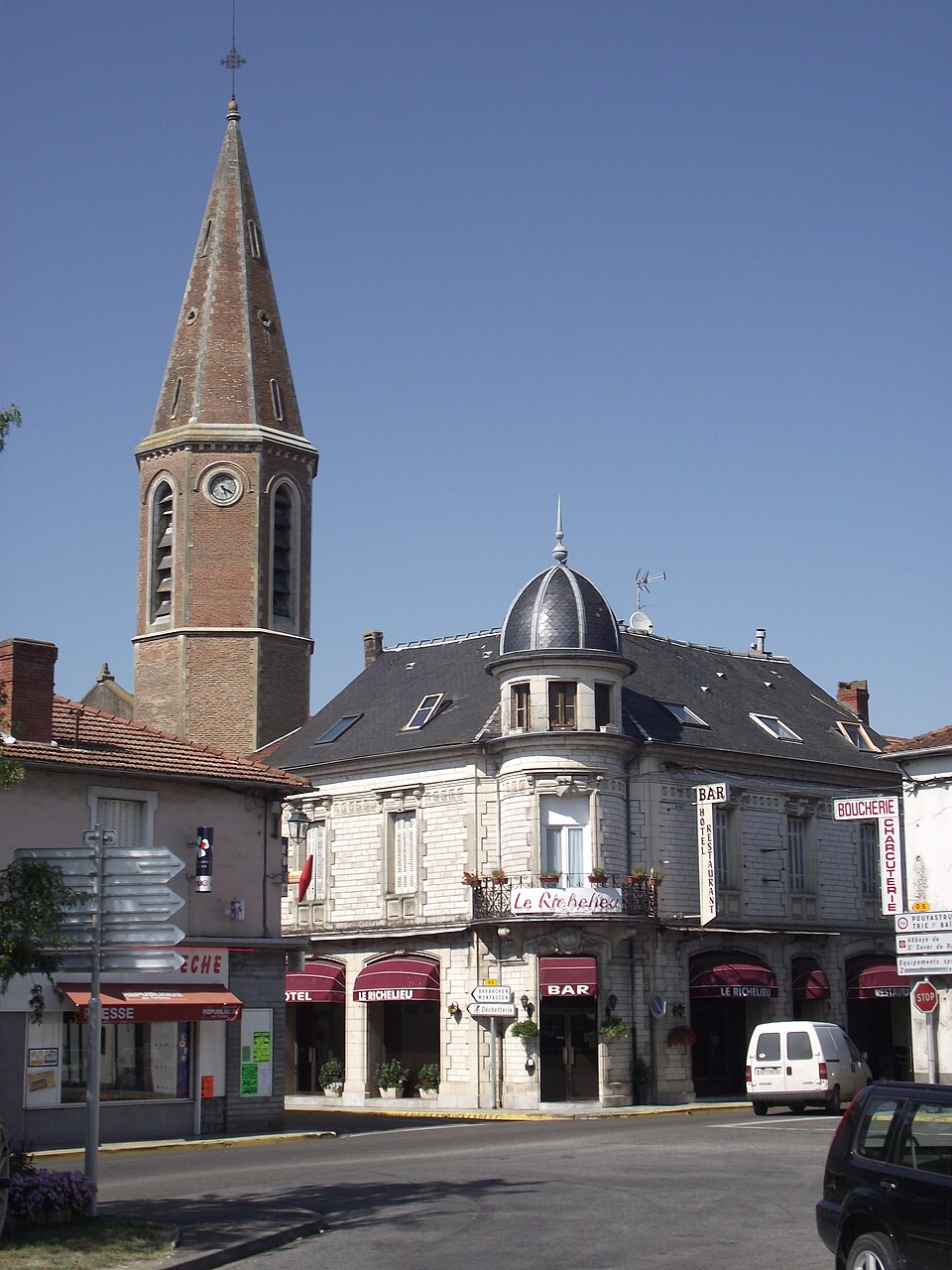 Clocher de l'église Saint — Louis et hôtel Le Richelieu à Rabastens — de — Bigorre