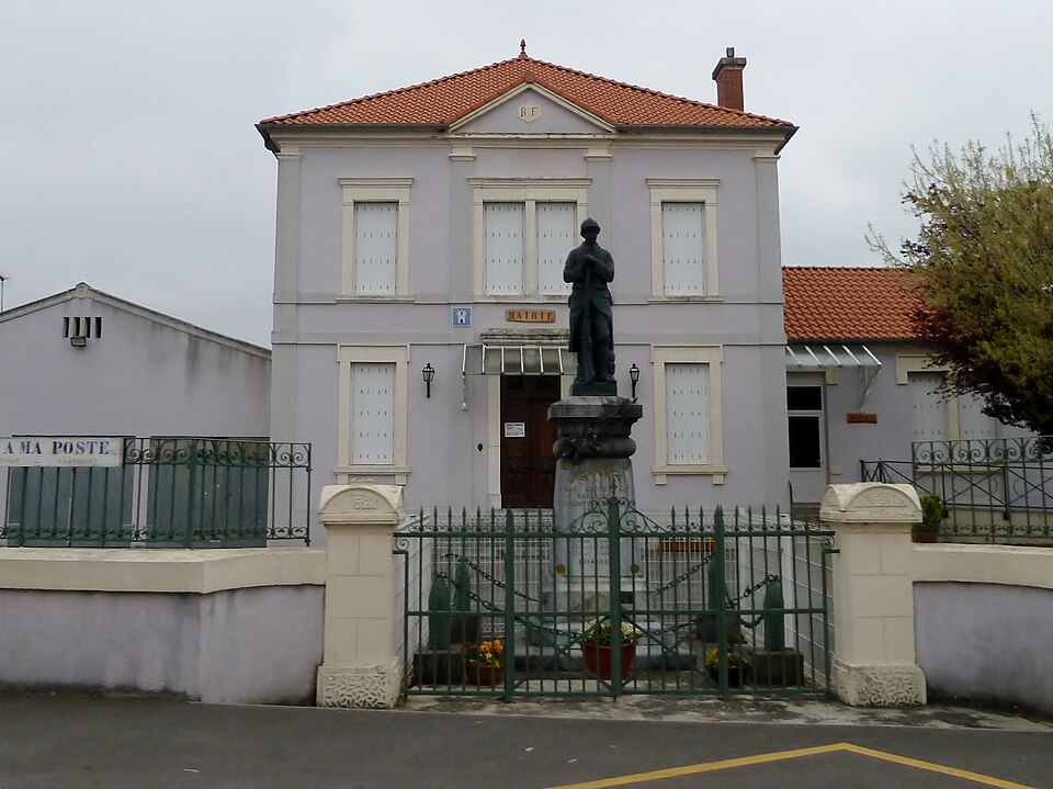 Mairie et monument aux morts de Sarniguet