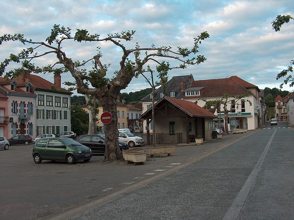 Tournay 65 France place d'Astarac(côté nord) 2207b
