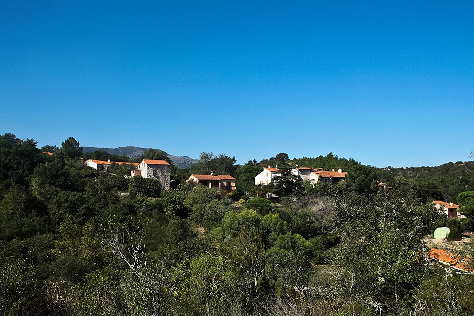 Village de Montauriol, face à l'église Saint — Saturnin