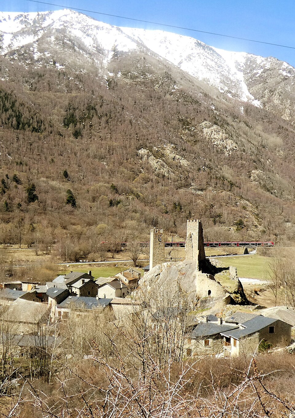 Château de Carol, village, RN 20 et train Toulouse — La Tour — de — Carol (Porta — Pyrénées — Orientales)