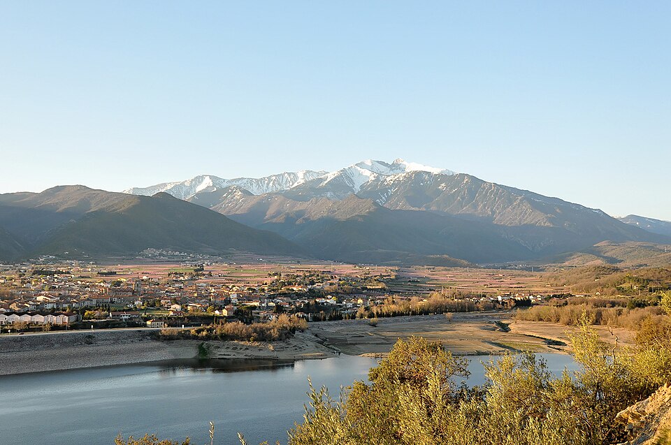 Vinça, la retenue d'eau et le Canigou