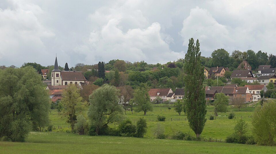 Durstell, dorpszicht met de protestantse kerk IMG 5636 2023 — 05 — 09 13.33