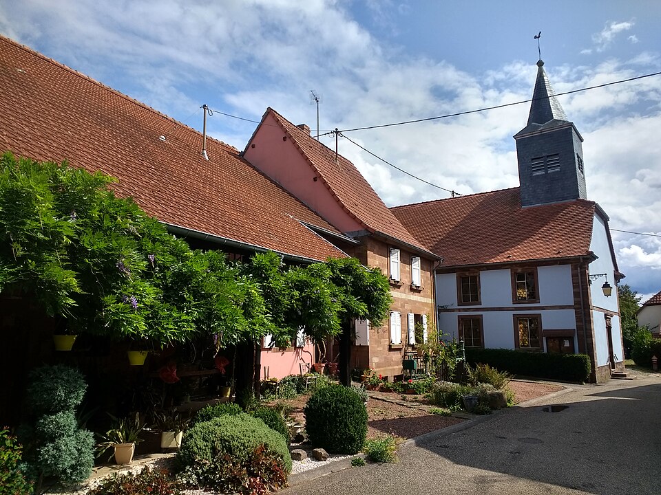 Hinsbourg Église depuis rue Principale