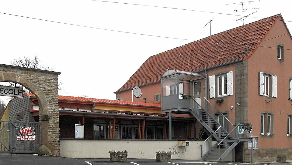 Hirschland, Mairie et l'école