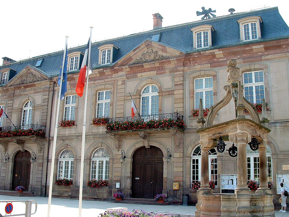 Rosheim, Hôtel de ville et puits