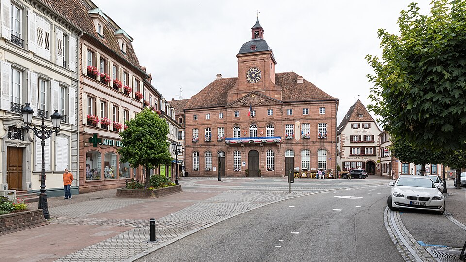 Place de la Republique avec l,Hôtel de la ville et le Restaurant du Cygne, Wissembourg (Alsace, France)
