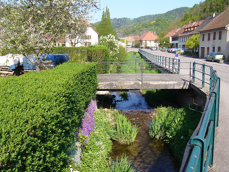 Le ruisseau du Rombach au milieu du village